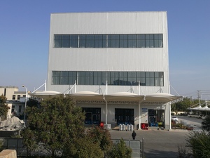 标准的智能立体仓库，保证产品品质，同时保证出货速度及准确度